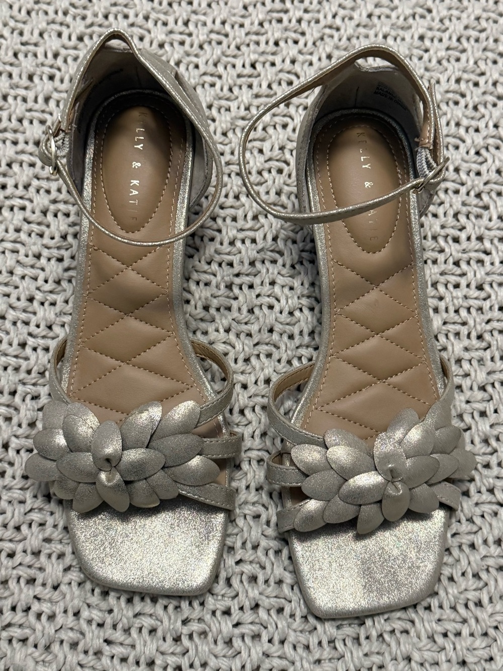 Kelly & Katie Silvery Gold Floral Ankle NWOB-Strap Wedge Sandals Size 6
